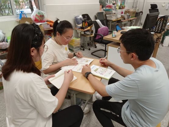 小孩们在吃东西&#xA;&#xA;描述已自动生成