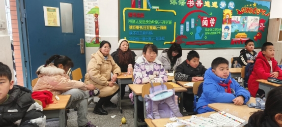 一群小孩在桌子上&#xA;&#xA;低可信度描述已自动生成