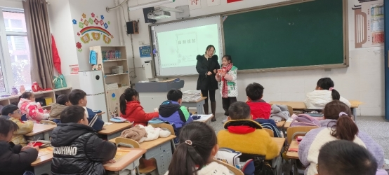 一群人在餐厅&#xA;&#xA;低可信度描述已自动生成