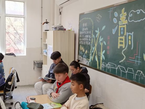 一群人在餐厅&#xA;&#xA;低可信度描述已自动生成