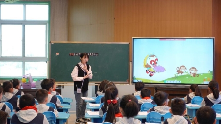 会议室里的人们&#xA;&#xA;描述已自动生成