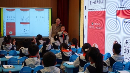 一群人在台上演讲&#xA;&#xA;描述已自动生成