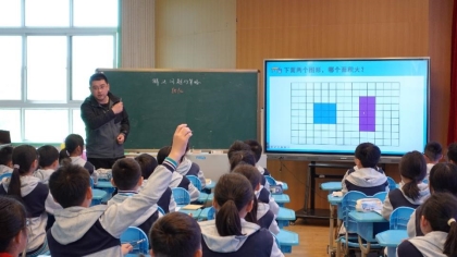 一群人在台上演讲&#xA;&#xA;描述已自动生成