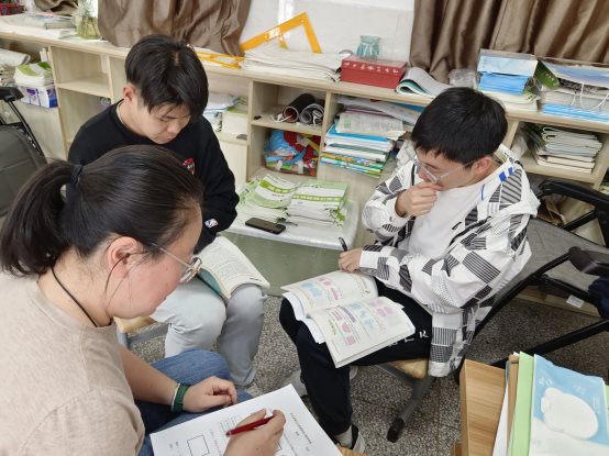 小孩们在桌子边&#xA;&#xA;低可信度描述已自动生成