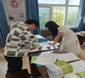 图片包含 桌子, 窗户, 人, 室内&#xA;&#xA;描述已自动生成