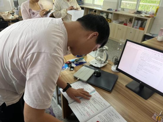 人在玩电脑&#xA;&#xA;中度可信度描述已自动生成